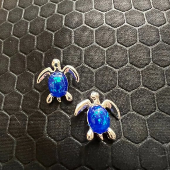 Turtle Stud Earrings with Blue Sea Glass 18K White Gold Plated - Picture 1 of 1
